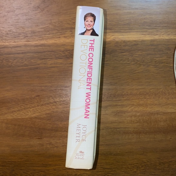 Joyce Meyer 365 Day Devotional  "The Confident Women" - Picture 2 of 5